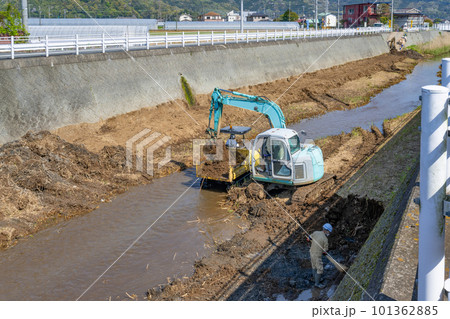 河川の堆積土砂を取り除く浚渫工事 河川の堆積土砂を取り除く浚渫工事 101362885