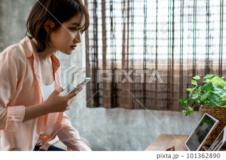 ノートパソコンとタブレットを使うZ世代の若い女性 ノートパソコンとタブレットを使うZ世代の若い女性 101362890