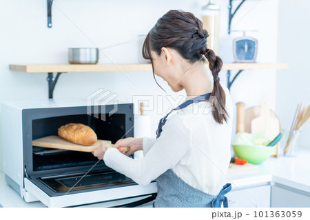 パンを焼く若い女性 101363059