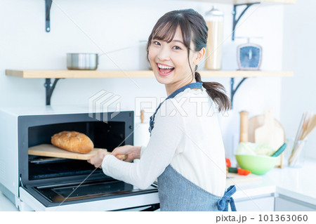 パンを焼く若い女性 パンを焼く若い女性 101363060