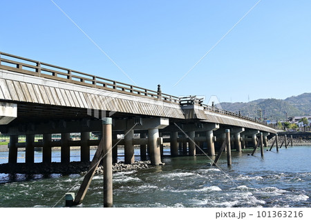 日本三古橋の宇治橋と川のせせらぎ 日本三古橋の宇治橋と川のせせらぎ 101363216