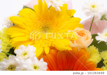 カラフルなオレンジと黄色の花束 カラフルなオレンジと黄色の花束 101363699