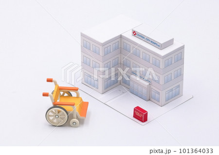 病院と車椅子のイメージ（模型、ペーパークラフト） 101364033
