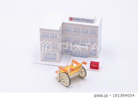 病院と車椅子のイメージ（模型、ペーパークラフト） 101364034