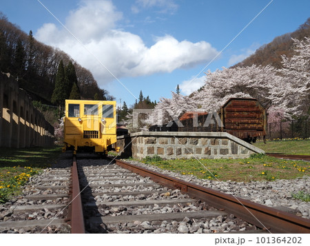 満開の桜と旧太子駅 101364202