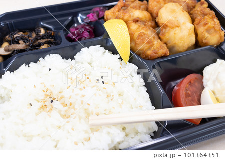 美味しい鶏肉唐揚げ弁当 101364351