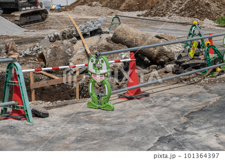 古い側溝の撤去作業 古い側溝の撤去作業 101364397