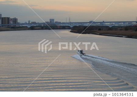 荒川夕景・航跡・扇大橋と日暮里舎人ライナー【東京都足立区】 荒川夕景・航跡・扇大橋と日暮里舎人ライナー【東京都足立区】 101364531