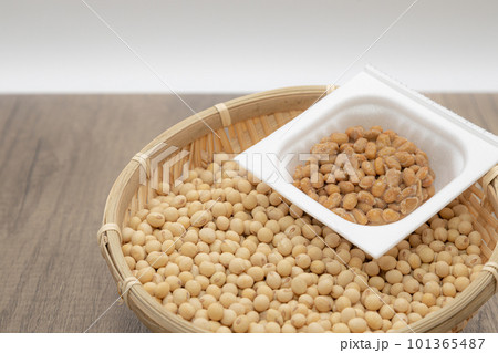 ザルに乾燥大豆とトレーのままの納豆が入っている 101365487