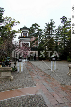 尾山神社　拝殿側から神門を望む 101365865