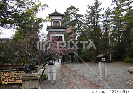 尾山神社　拝殿側から神門を望む 101365953