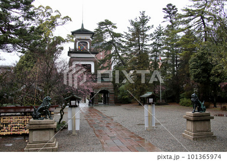 尾山神社　拝殿側から神門を望む 101365974