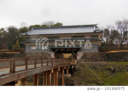尾山神社 東門側を抜けると現れた 金沢城西側の黒い海鼠漆喰が特徴の鼠多門とその前の鼠多門橋 尾山神社 東門側を抜けると現れた 金沢城西側の黒い海鼠漆喰が特徴の鼠多門とその前の鼠多門橋 101366575