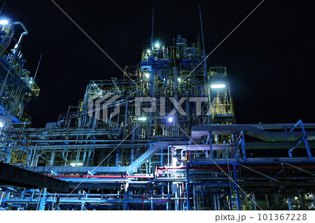 巨大な工場の夜景 巨大な工場の夜景 101367228