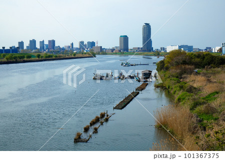 鹿浜橋より川口元郷の住宅街を望む 101367375