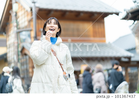 食べ歩きをする女性　観光する女性　観光、女性、旅行、笑顔、一人旅、記念写真 101367437