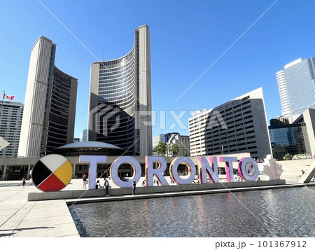 カナダ・トロント市庁舎前のNathan Phillips SquareにあるTORONTOサイン カナダ・トロント市庁舎前のNathan Phillips SquareにあるTORONTOサイン 101367912