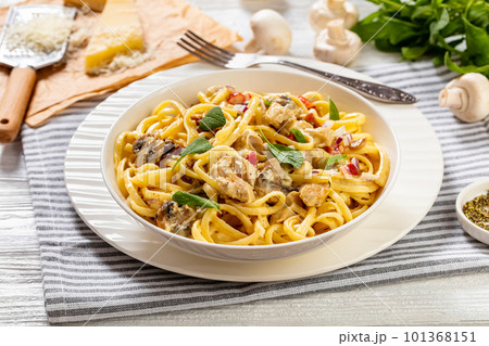linguine Alfredo with Chicken, Mushroom in bowl 101368151