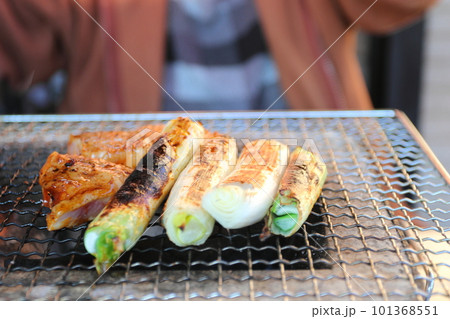 七輪で炭焼き 網焼きバーベキュー消し炭 七輪で炭焼き 網焼きバーベキュー消し炭 101368551