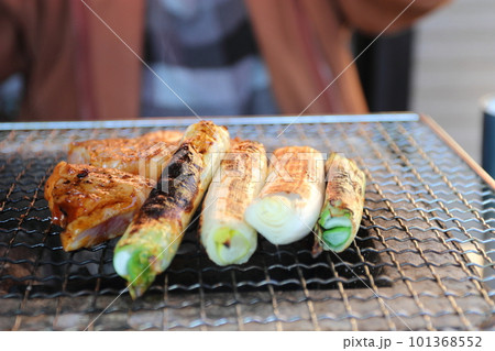 七輪で炭焼き 網焼きバーベキュー消し炭 七輪で炭焼き 網焼きバーベキュー消し炭 101368552