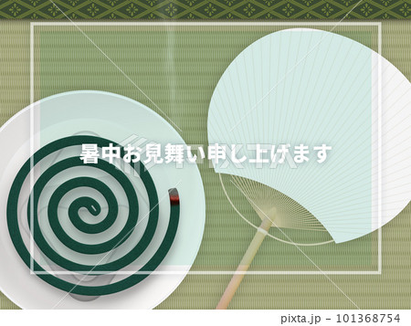 畳の上に置かれた蚊取り線香と団扇 101368754