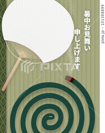 畳の上に置かれた蚊取り線香と団扇 101368899