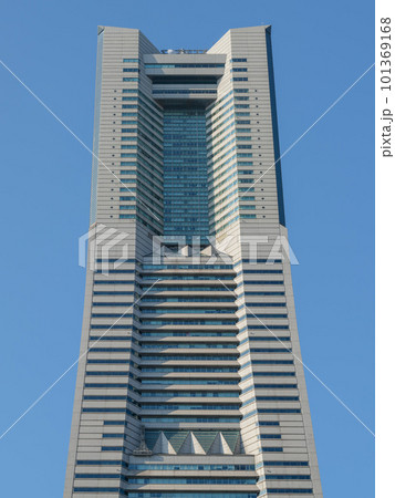 ランドマークタワーを見上げる ランドマークタワーを見上げる 101369168