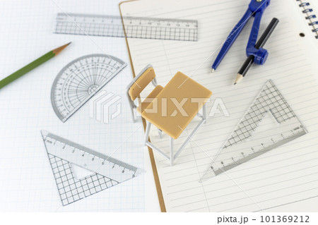 定規とノートと方眼紙と玩具の勉強机。算数のイメージ 定規とノートと方眼紙と玩具の勉強机。算数のイメージ 101369212