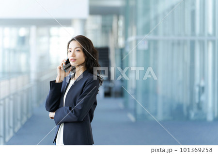 スーツ姿の女性ポートレート スーツ姿の女性ポートレート 101369258