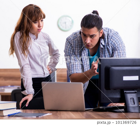 Young male it specialist in the office 101369726