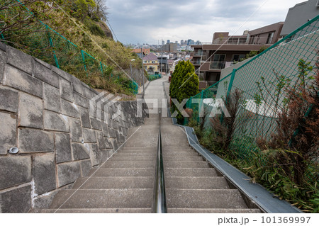 階段の上から見下ろした街並みと遠くに見える高層ビル 階段の上から見下ろした街並みと遠くに見える高層ビル 101369997