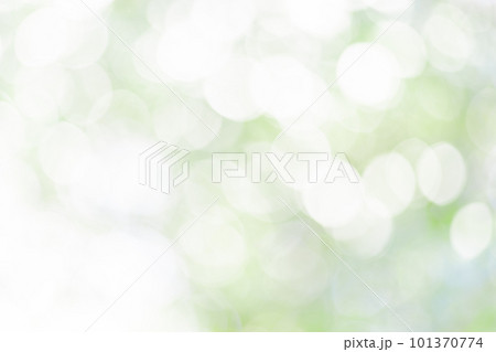 朝の光できらきらとした玉ボケ背景素材 101370774