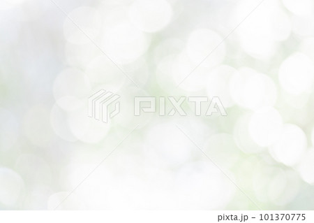 朝の光できらきらとした玉ボケ背景素材 朝の光できらきらとした玉ボケ背景素材 101370775