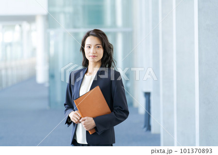 スーツ姿の女性ポートレート 101370893