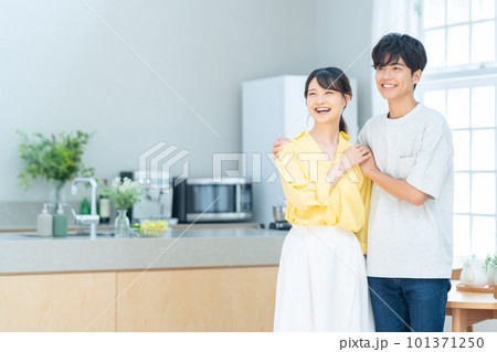 夫婦　カップル　家族　新婚　ライフスタイル　キッチン 101371250
