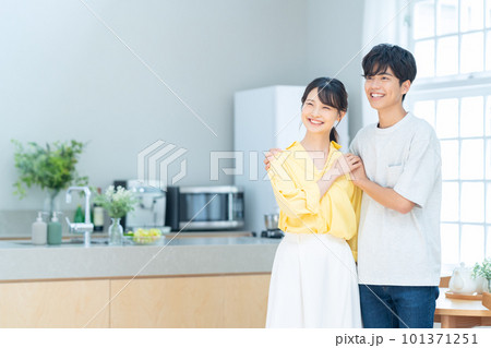 夫婦　カップル　家族　新婚　ライフスタイル　キッチン 101371251