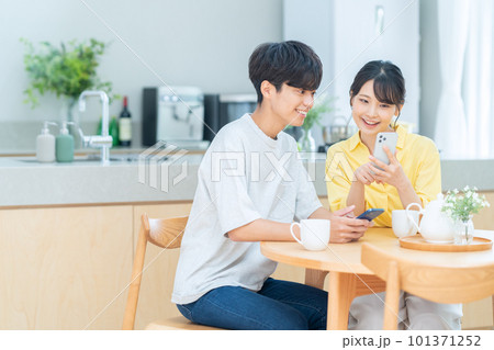 夫婦　カップル　家族　新婚　ライフスタイル　キッチン 101371252