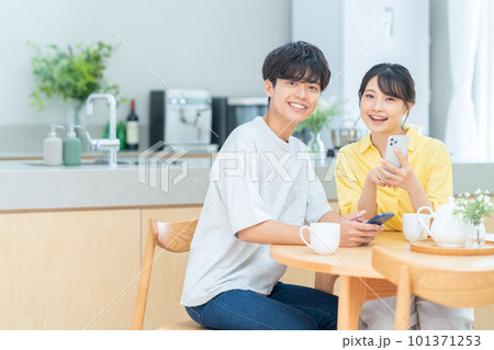 夫婦　カップル　家族　新婚　ライフスタイル　キッチン 101371253