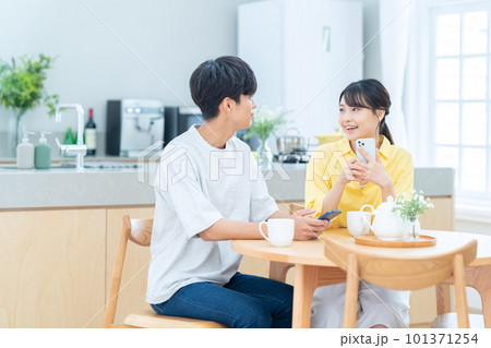 夫婦　カップル　家族　新婚　ライフスタイル　キッチン 101371254
