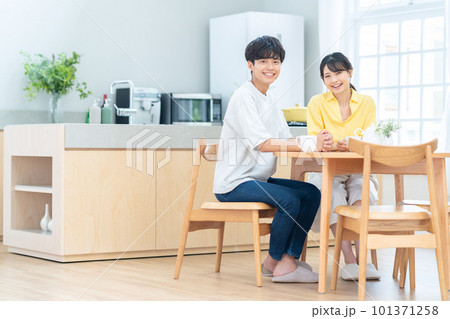 夫婦 カップル 家族 新婚 ライフスタイル キッチン 夫婦 カップル 家族 新婚 ライフスタイル キッチン 101371258