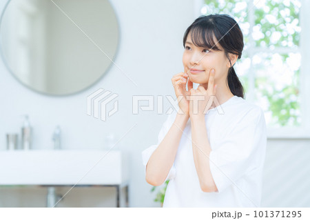 女性　ビューティー　美容　メイク　スキンケア　洗面所 101371295