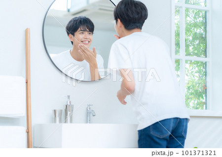 男性 ビューティー 美容 メイク スキンケア 洗面所 男性 ビューティー 美容 メイク スキンケア 洗面所 101371321