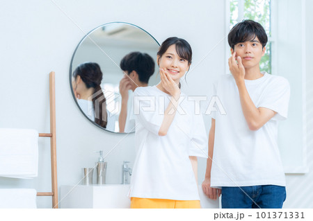 カップル 夫婦 ビューティー 美容 メイク スキンケア 洗面所 カップル 夫婦 ビューティー 美容 メイク スキンケア 洗面所 101371331