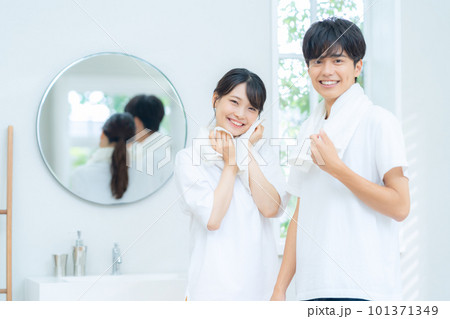 カップル　夫婦　ビューティー　美容　クレンジング　メイク　スキンケア　洗面所 101371349
