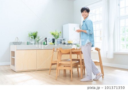 男性　ダイニング　ライフスタイル　コーヒー 101371350