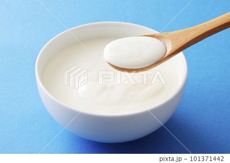 プレーンヨーグルトをスプーンですくう 101371442