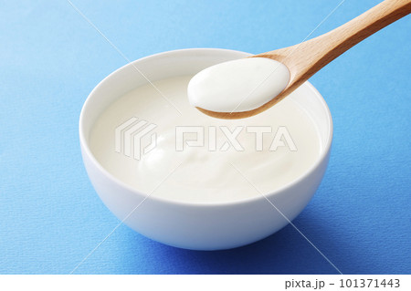 プレーンヨーグルトをスプーンですくう 101371443