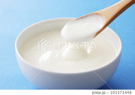 プレーンヨーグルトをスプーンですくう 101371448
