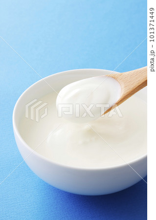 プレーンヨーグルトをスプーンですくう プレーンヨーグルトをスプーンですくう 101371449