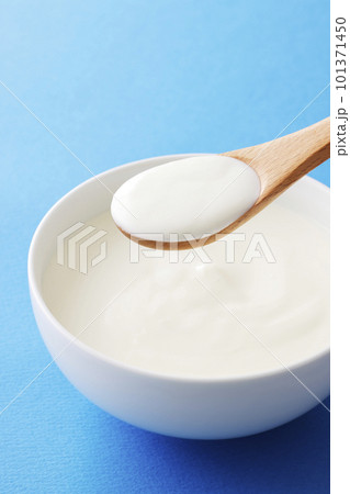 プレーンヨーグルトをスプーンですくう プレーンヨーグルトをスプーンですくう 101371450